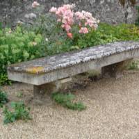 Le banc en pierre du jardin des Berny