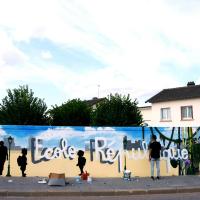 Morgan en train de peindre la fresque de l'école République