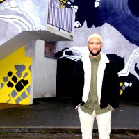 Morgan Charléry devant la fresque de la Maison pour Tous Jacques Marguin
