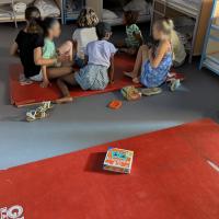 Accueil des enfants dans la salle fraiche de Celestin Freinet
