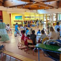 Accueil des enfants dans la salle fraiche de Celestin Freinet