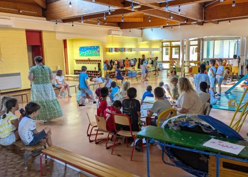 Accueil des enfants dans la salle fraiche de Celestin Freinet
