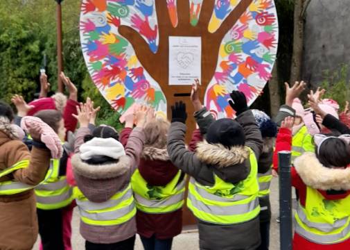 Les enfants du centre de loisirs Barbara déposent leurs dessins dans l’arbre des solidarités. 