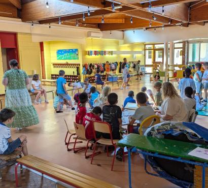 Accueil des enfants dans la salle fraiche de Celestin Freinet